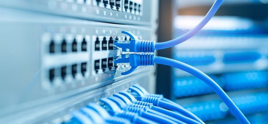 cables connected to big server 920x425 - Should you choose mobile broadband or broadband via fiber?